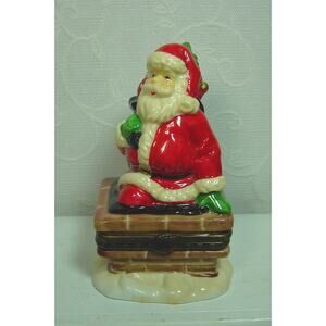 VINTAGE SEYMOUR MANN PORCELAIN HINGED TRINKET BOX-SANTA IN CHIMNEY--1997